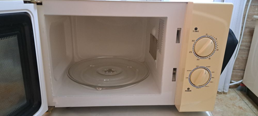 Vând microunde galanz