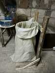 Suport sac din lemn reciclat – stabil, practic și personalizabil