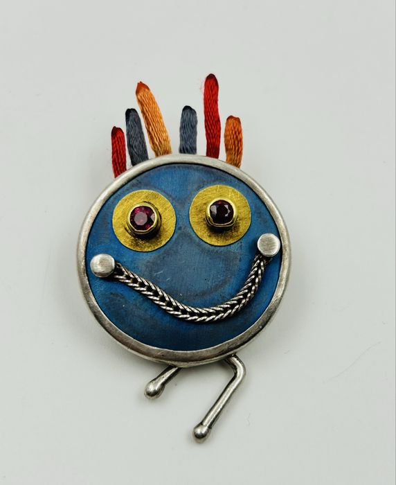 сребърна брошка с 22к злато и рубини