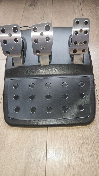 Волан и педали Logitech за компютър и PlayStation.