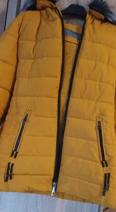 Geaca de iarna calduroasa cu gluga culoare mustar