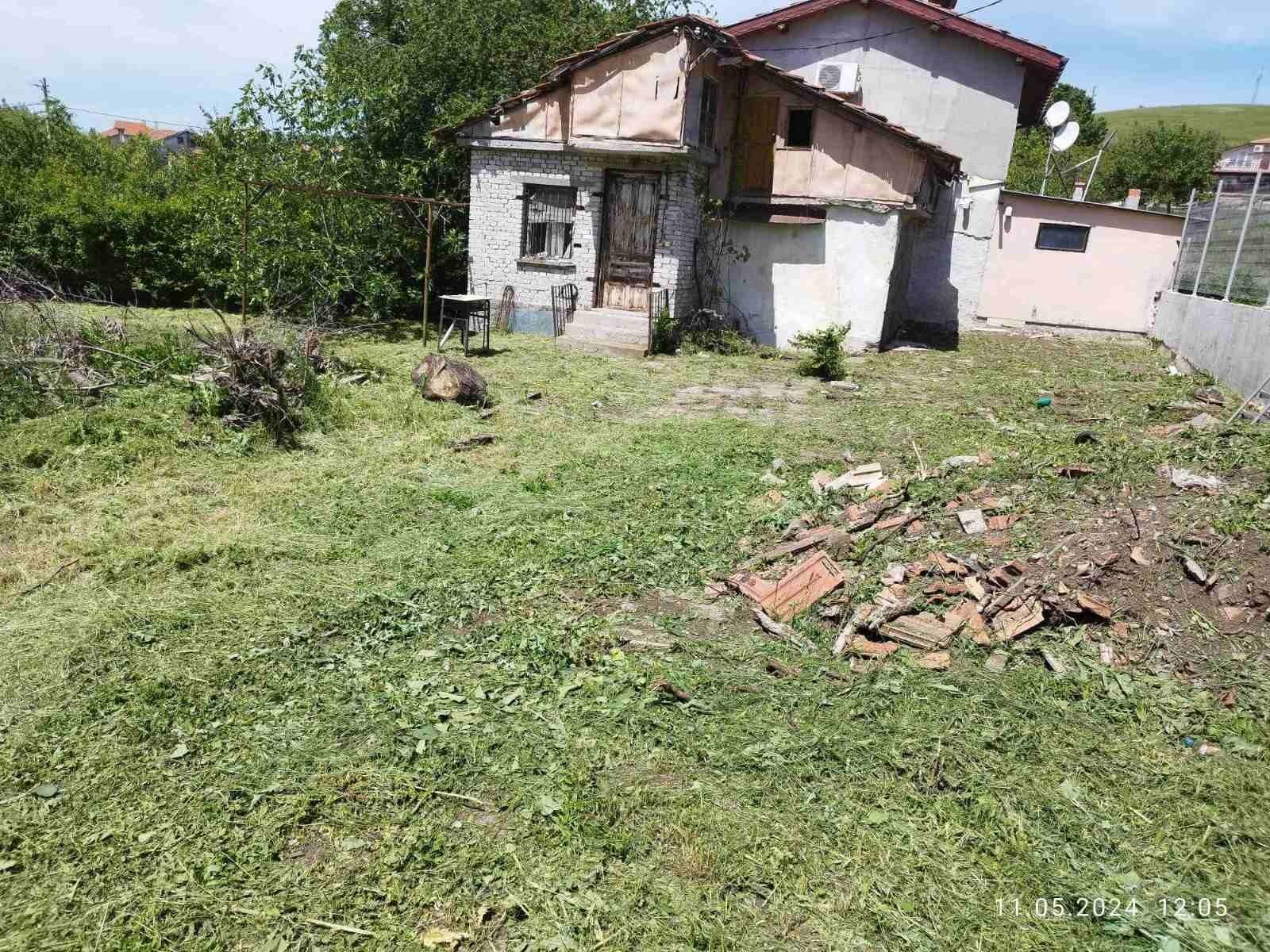 Дворно място с масивна постройка в с. Изворище