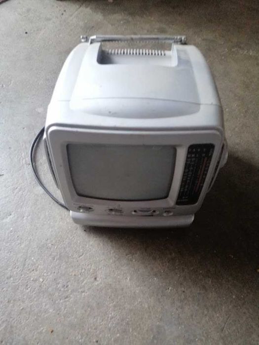 Tv  alb,negru,pe baterii sau 12 v auto