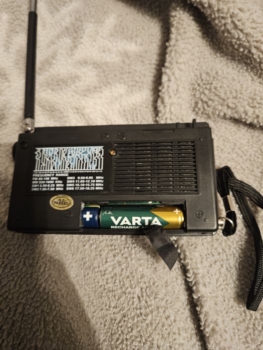 Vând radio cu baza de baterie