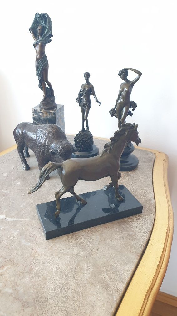 Statueta nud din bronz pe soclu de marmura cu semnătură si stampila