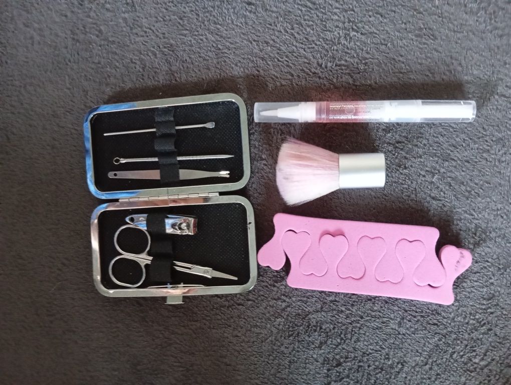 Vând kit de unghii