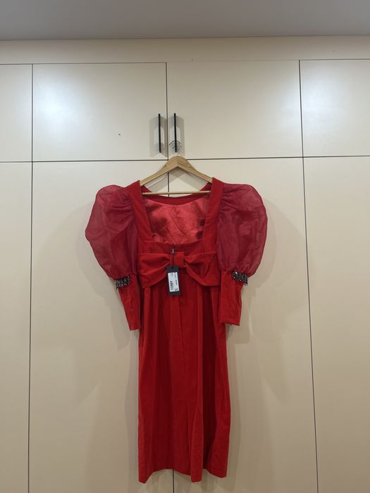 Красное велюровое платье