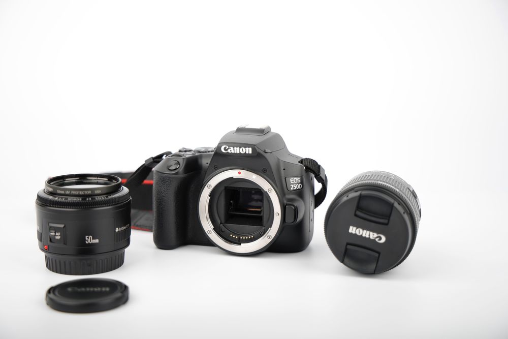 Canon EOS 250D + doua obiective + doua baterii