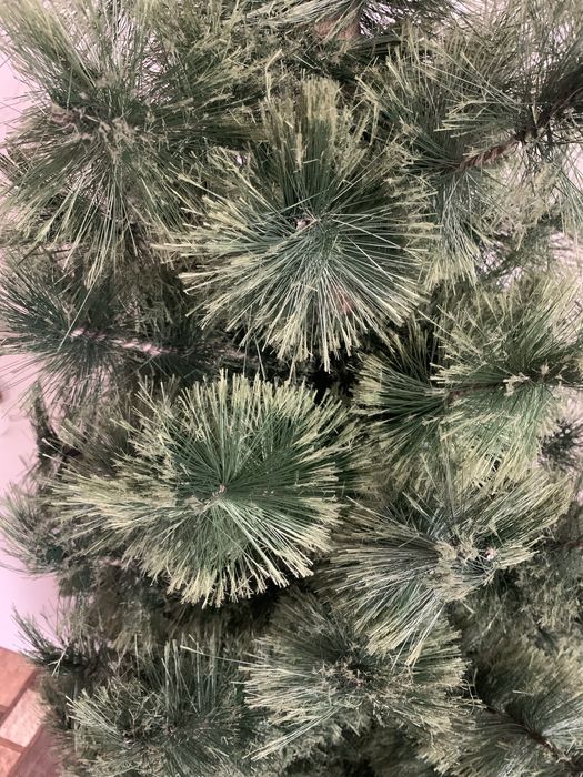 Елка Италия цвет под натуральную ель вместе с игрушками и гирляндами..