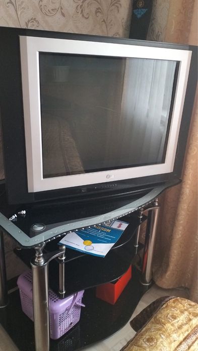 Продам телевизор с подставкой