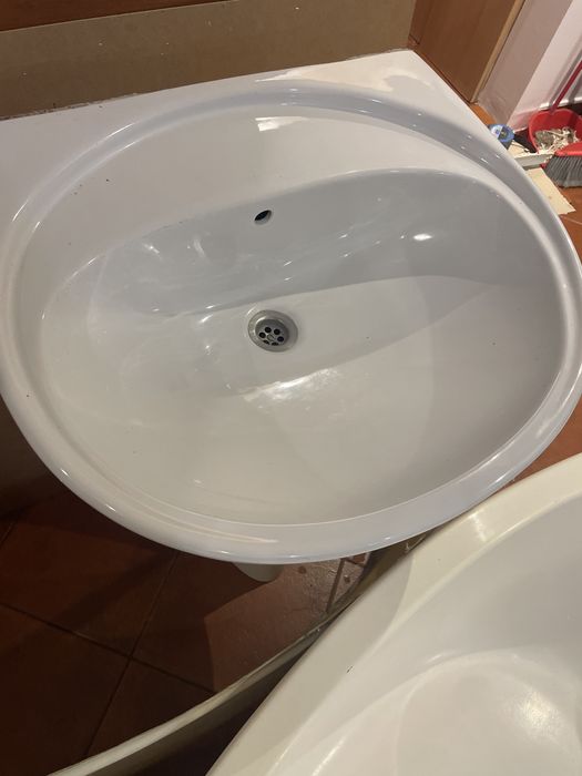 Cada pe semirotund 150/100 cm - chiuveta cu pocior - wc bazin ceramic