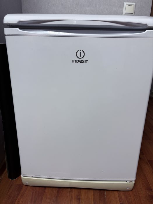 Продам холодильник Indesit