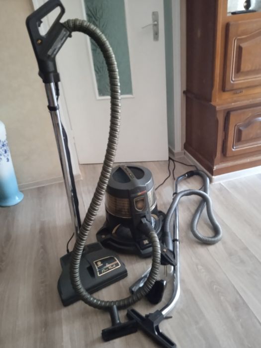 Vând Aspirator RAINBOW cku toate utilitățile necesare.Stare foarte bun