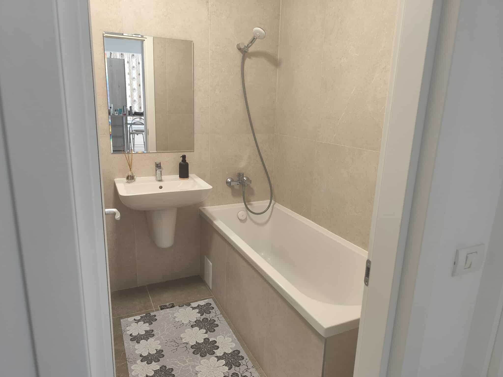 Inchiriez apartament zona Coresi