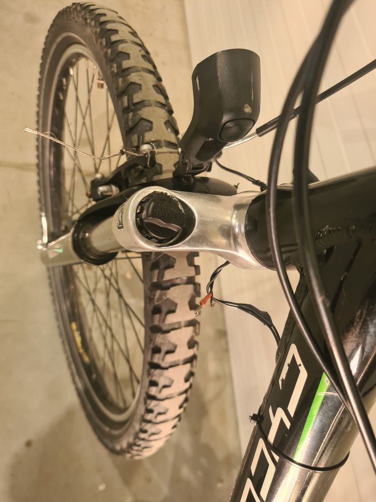 Bicicleta MTB cu suspensie fata plus casca