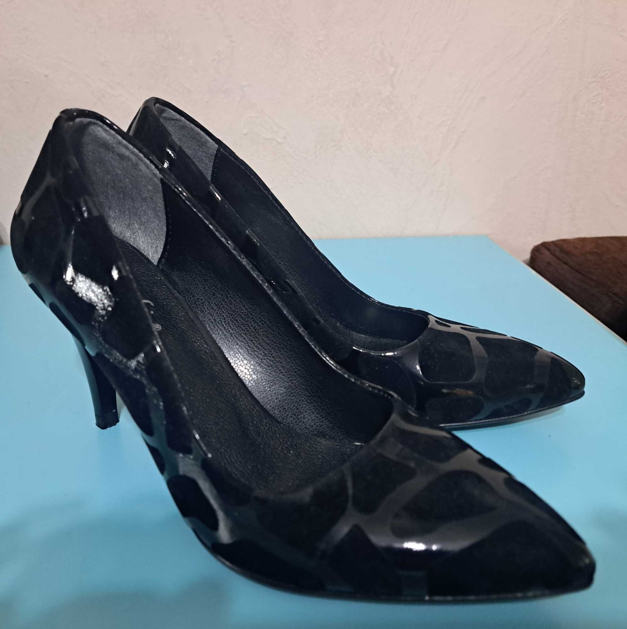 Класически официални дамски обувки, черни - лак, размер 35, нови