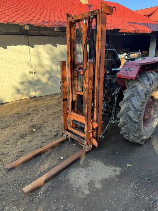 Stivuitor in tirantii tractorului cu pompa si bazin ulei