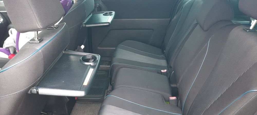 Vând Mazda noastră de Familie   ruleza excelent 7locuri  6 viteze etc.