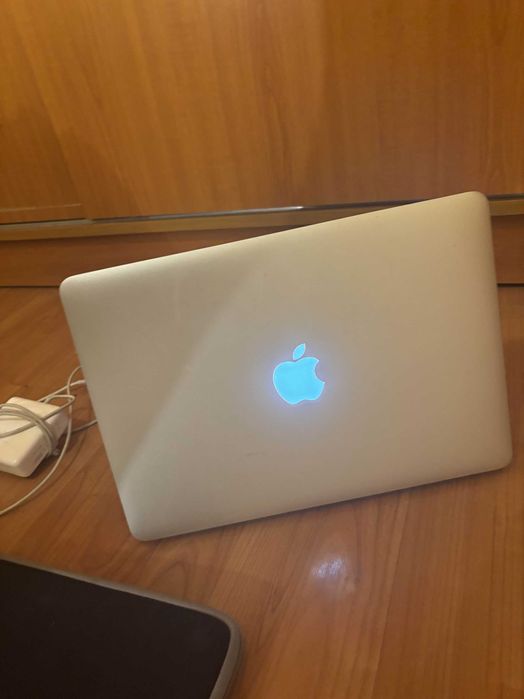 Macbook Air Mid 2011 cu husa si incarcator