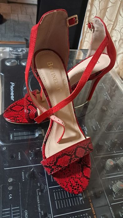 Sandale ocazie toc înalt 11cm.