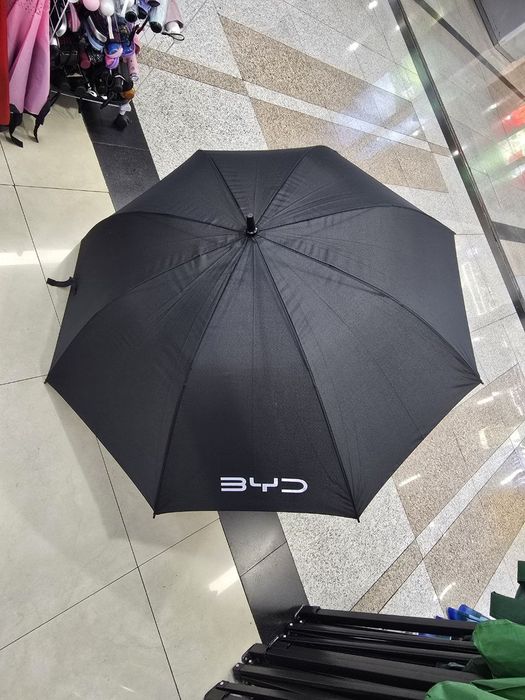 Avtomobil brendi tushirilgan soyabonlar