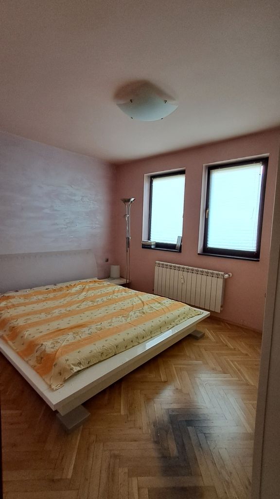 Продава се Двустаен апартамент в Плевен, Идеален център - 140 кв.м за 1165 €/кв.м - Снимка #1