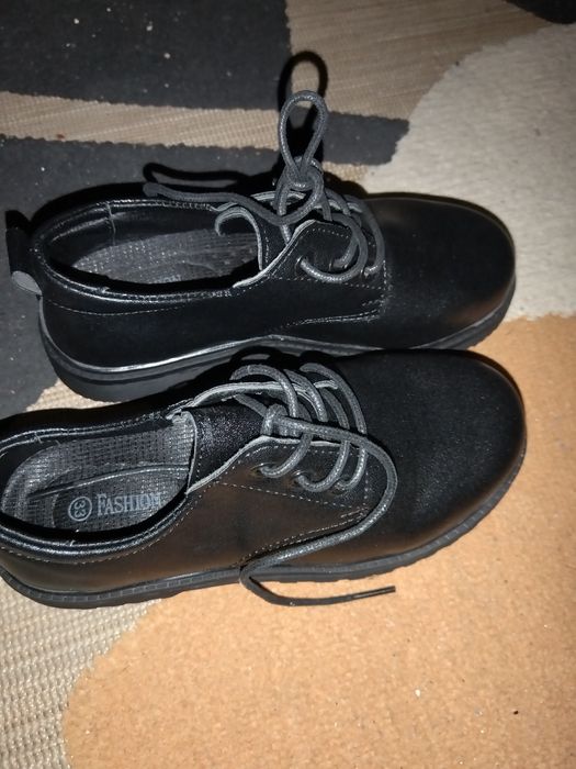 Обувки  чисто нови