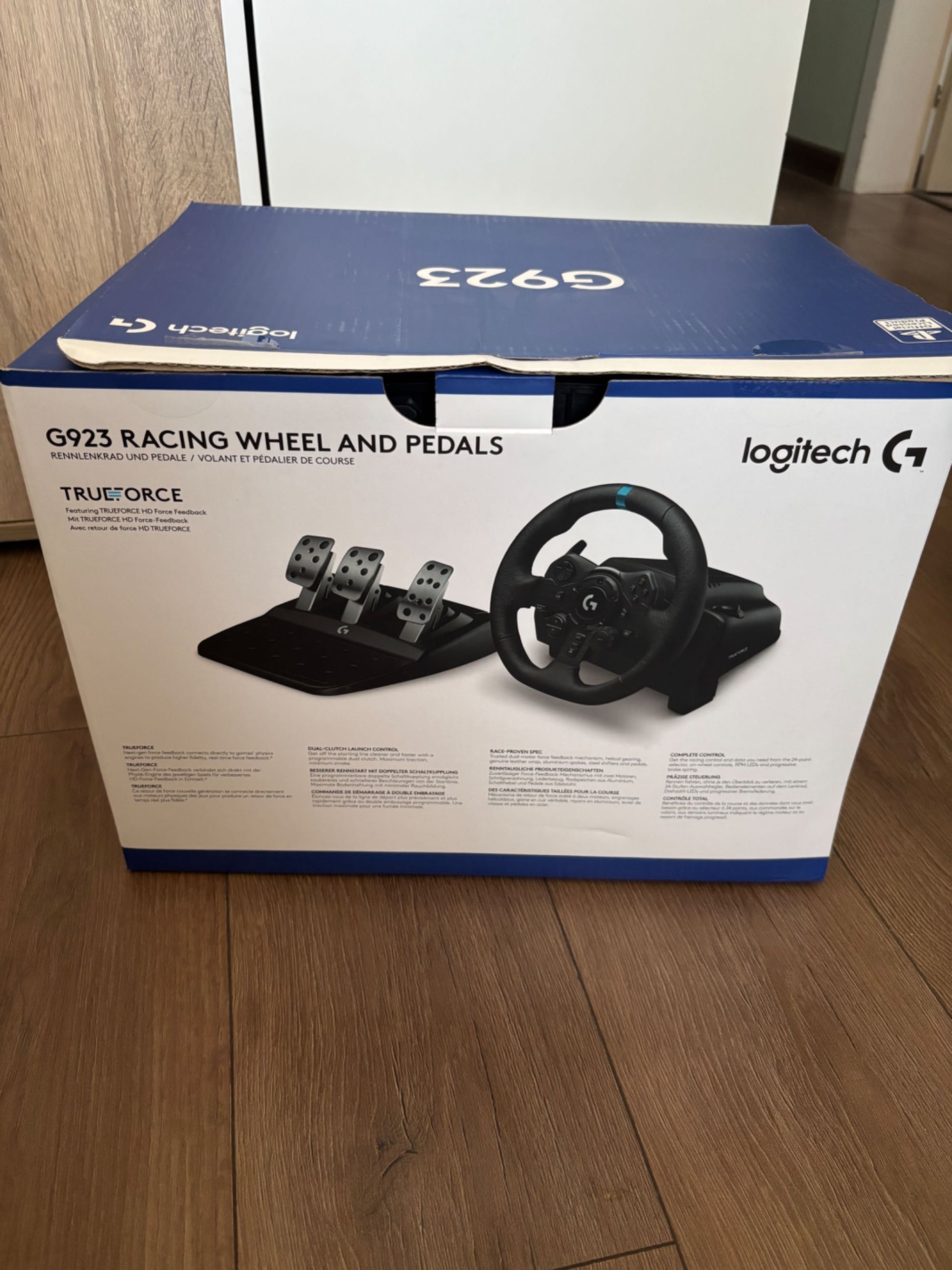 Геймърски волан Logitech G923 Racing wheel and pedals