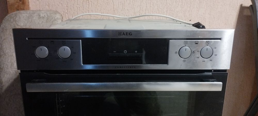 Фурна за вграждане AEG на две нива.