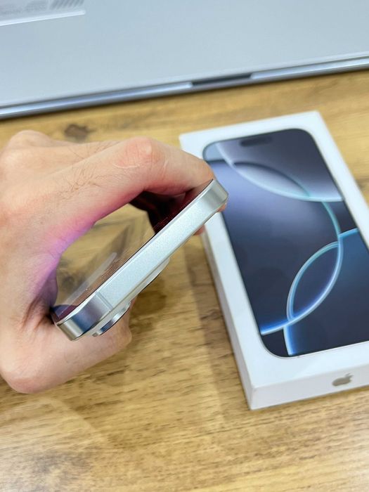iPhone 16 pro white