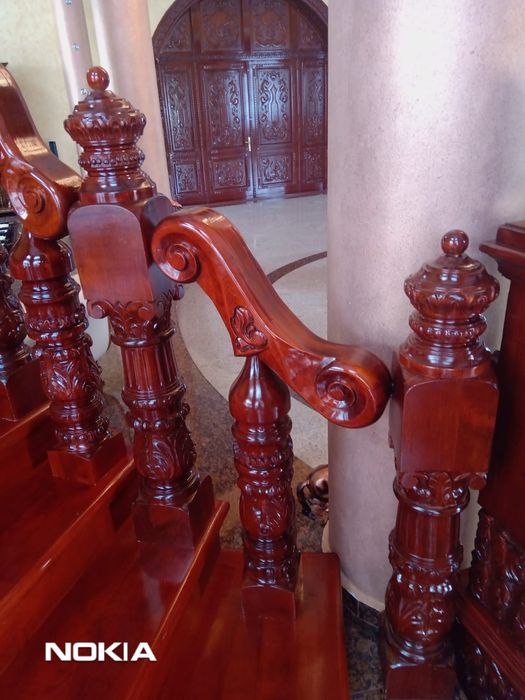 Scara sculptata, balustrada, baluștri, mână curentă.trepte, plinta