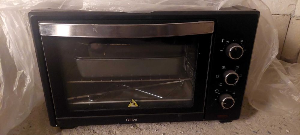 2 dvd playere,1 cuptor microunde si o tastatura