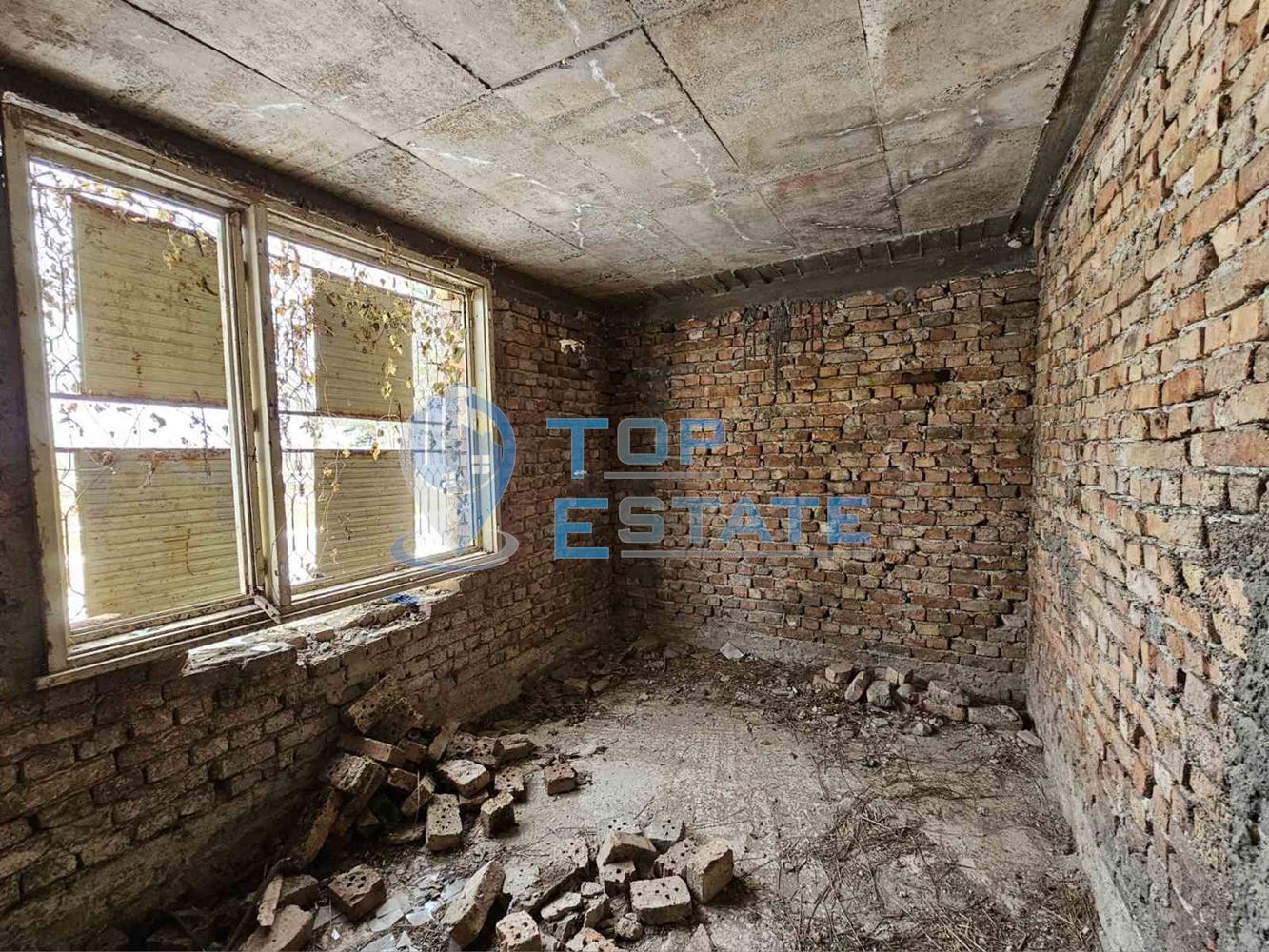 Голяма къща в строеж в село Царски Извор, област Велико Търново