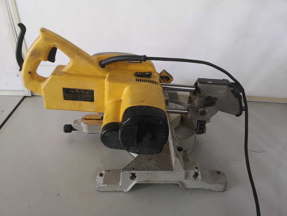 Циркуляр пендула - Dewalt 1200W / 216mm
