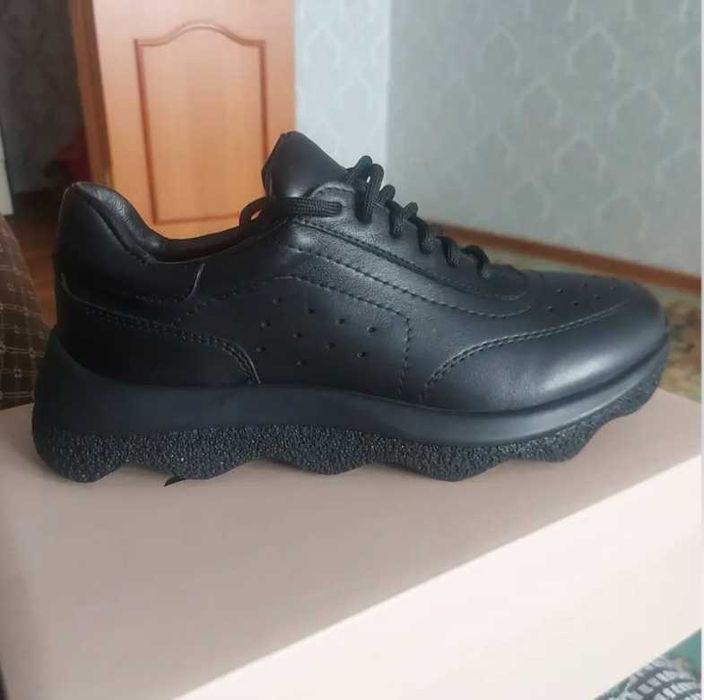 Кроссовки женские