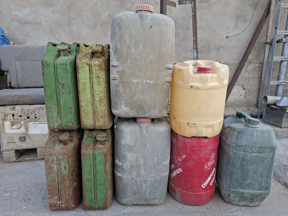 Канистра - темір, пластик.