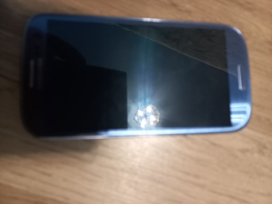 Telefoane defecte și diverse huse noi