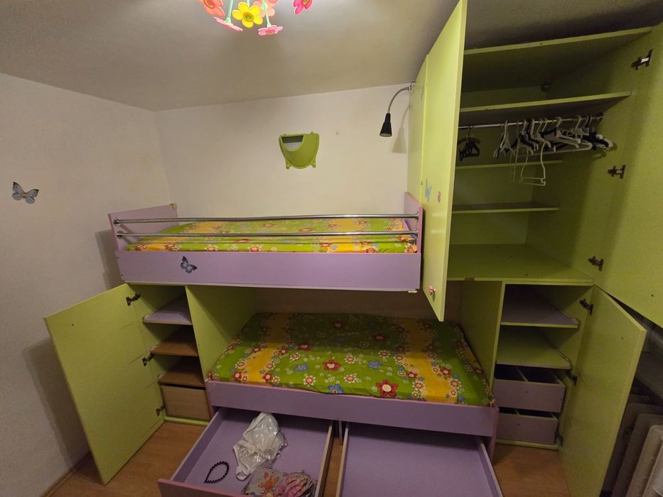 Paturi supraetajate cu dulapuri si scarita
