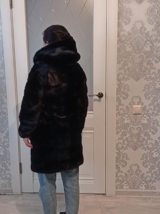 Продам норквый шуба, с капюшоном, цвет чёрный бриллиант