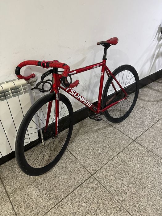 Фикс красный цунами состояние нормальное только есть от наклейк клей