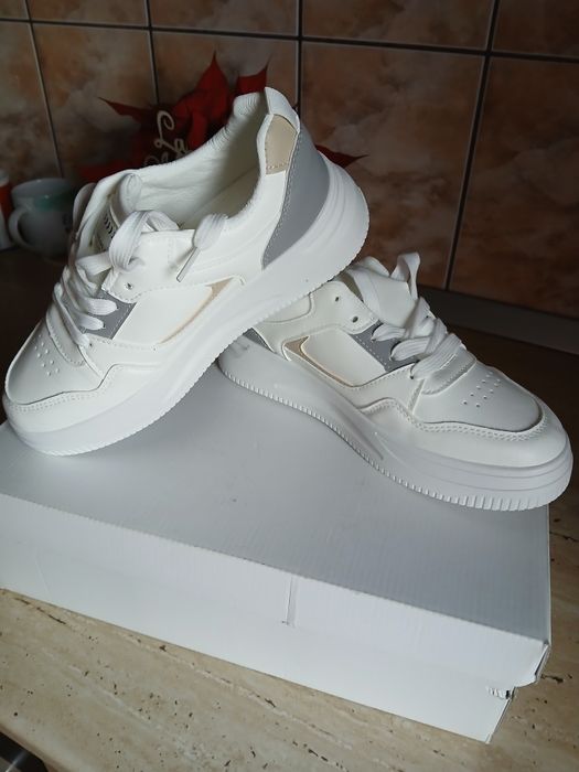 Vând adidasi damă marimea 37 sunt noi 55 lei