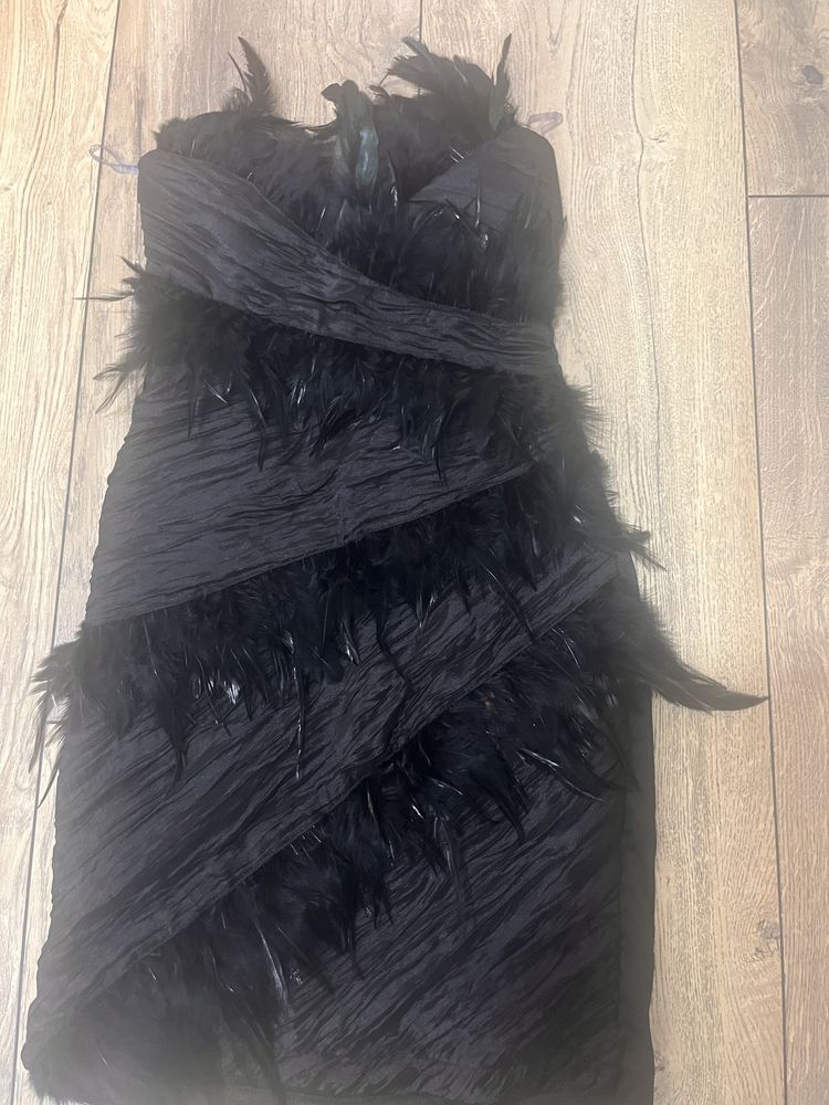 Мадамска рокля с естествени пера