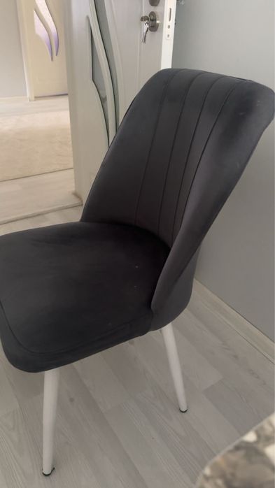 Izpozvano kato nova e stolovete v siv svqt