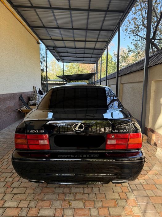 •Lexus LS 400 Бизнес-Седан•