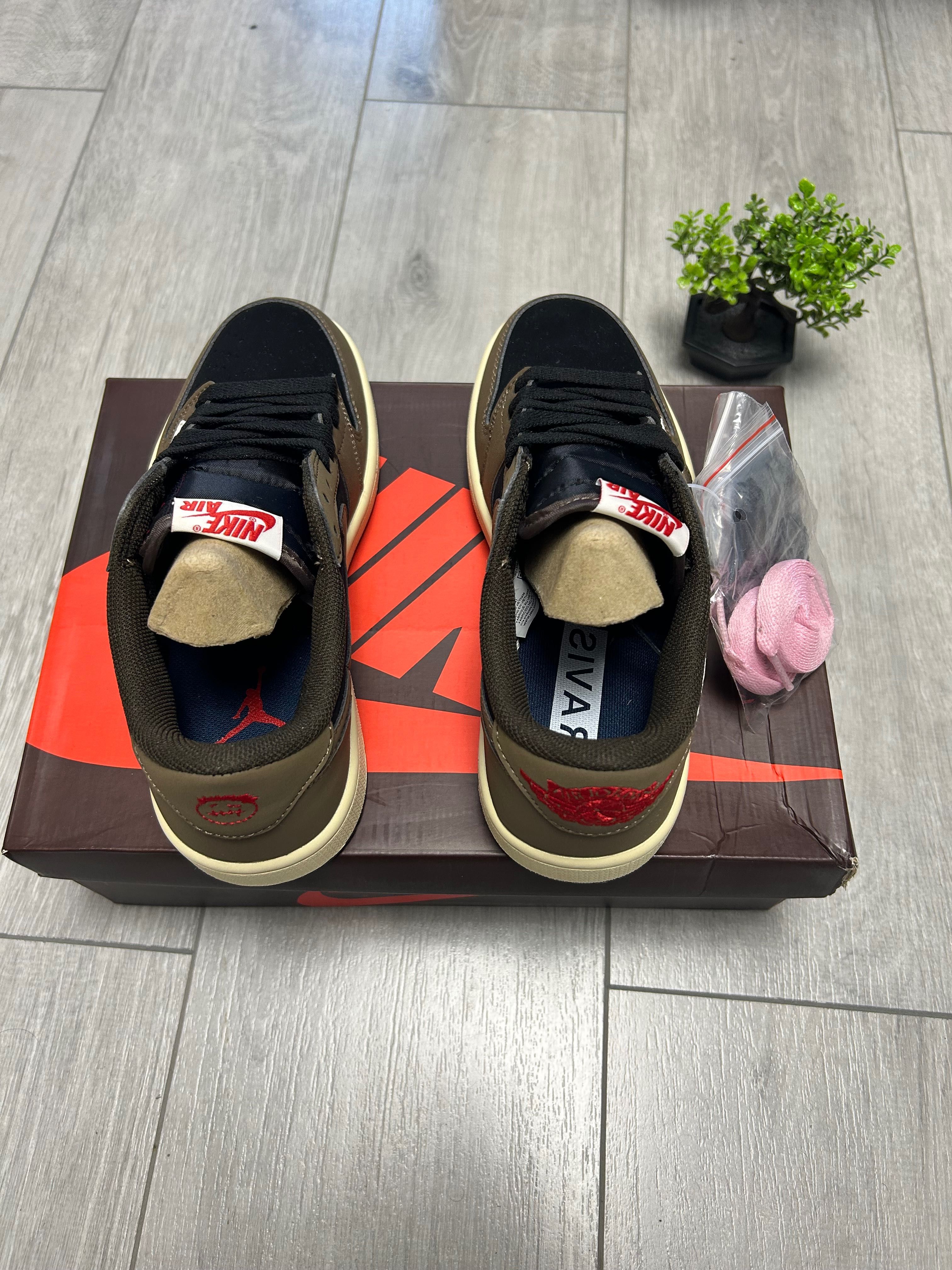 Nike air jordan 1 low travis scott