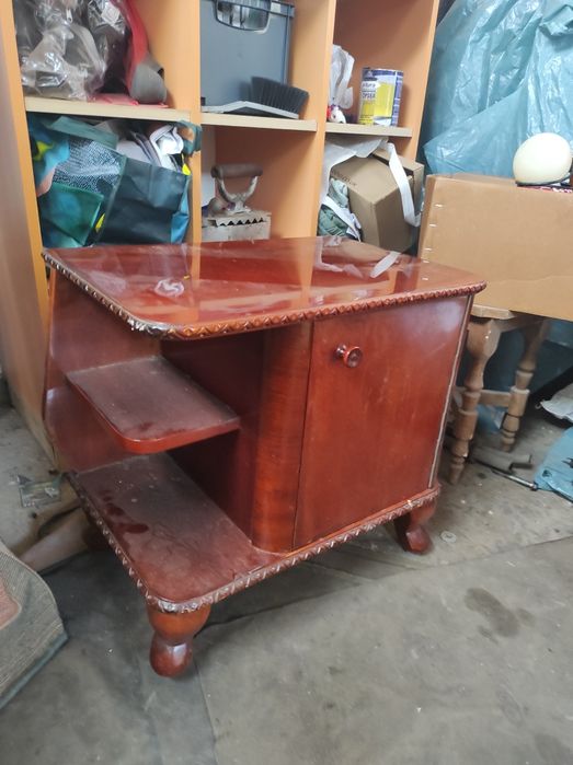 Vand mobila veche,dulapuri,noptiere,cutii de lemn,sufragerii etc Ploie