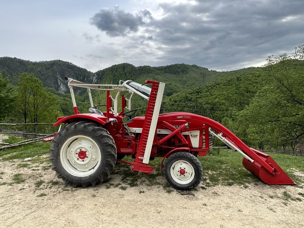 Tractor McCormick 423 incarcator frontal si cositoare