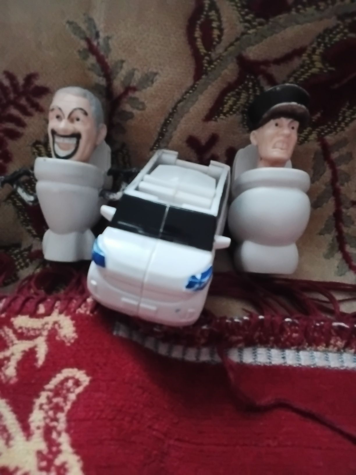 Скибиди туалет 2 и машинка игрушка