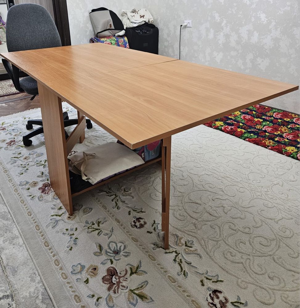 Продам стол вместе с креслом.