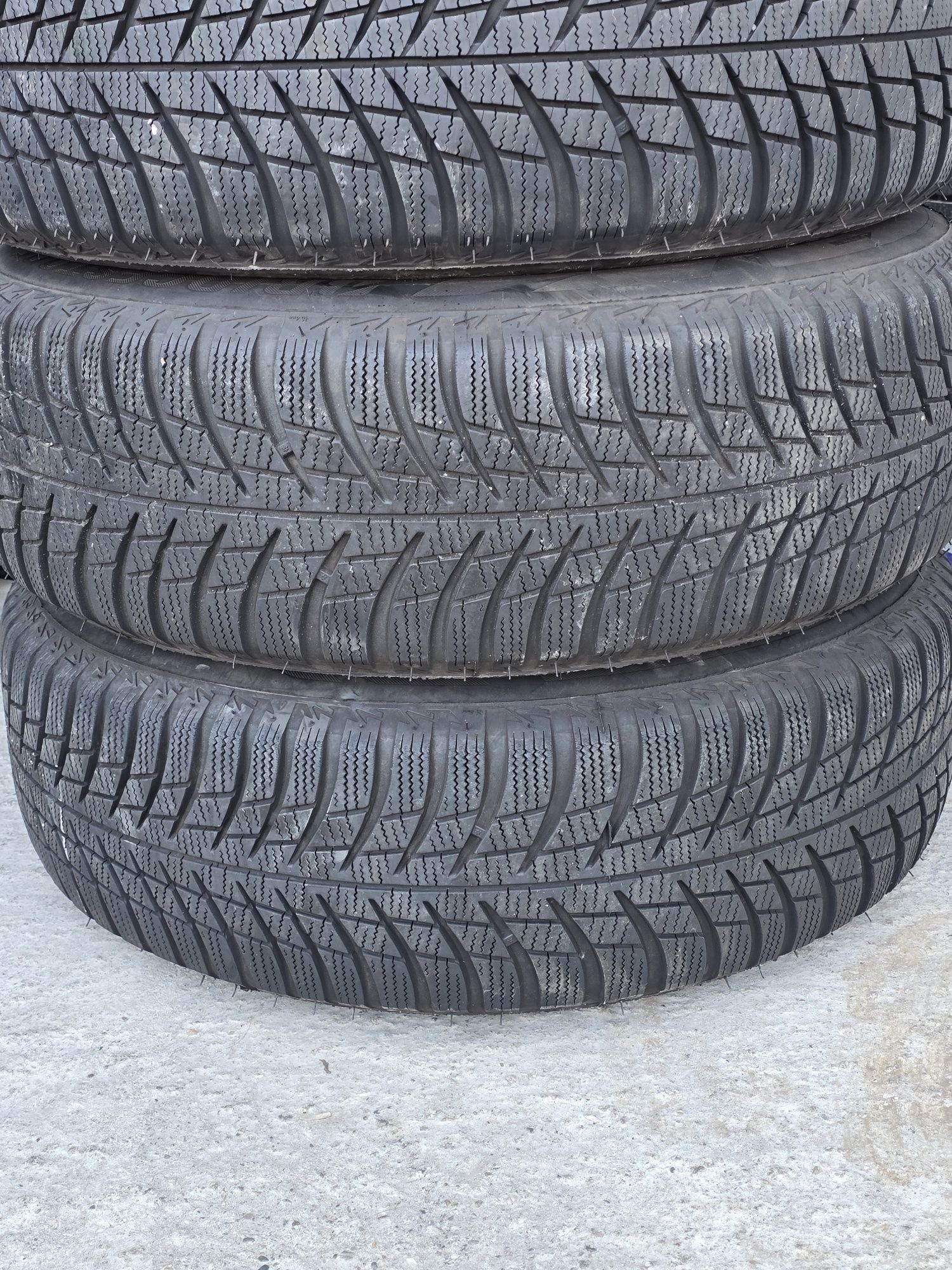 4 Броя 215/65/17 Bridgestone 2x7,8mm 2x6,5mm